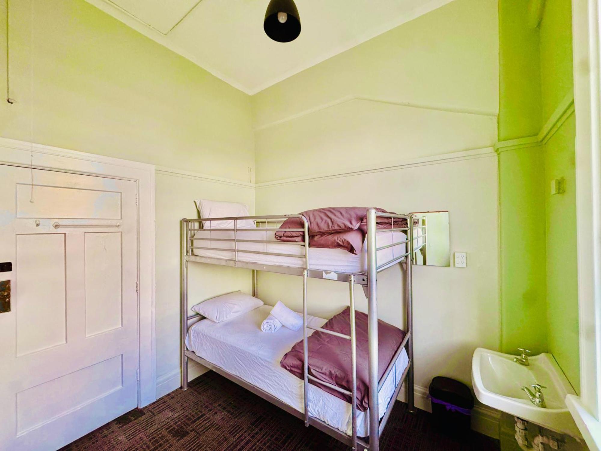 Crashpalace Backpackers Нейпир Экстерьер фото