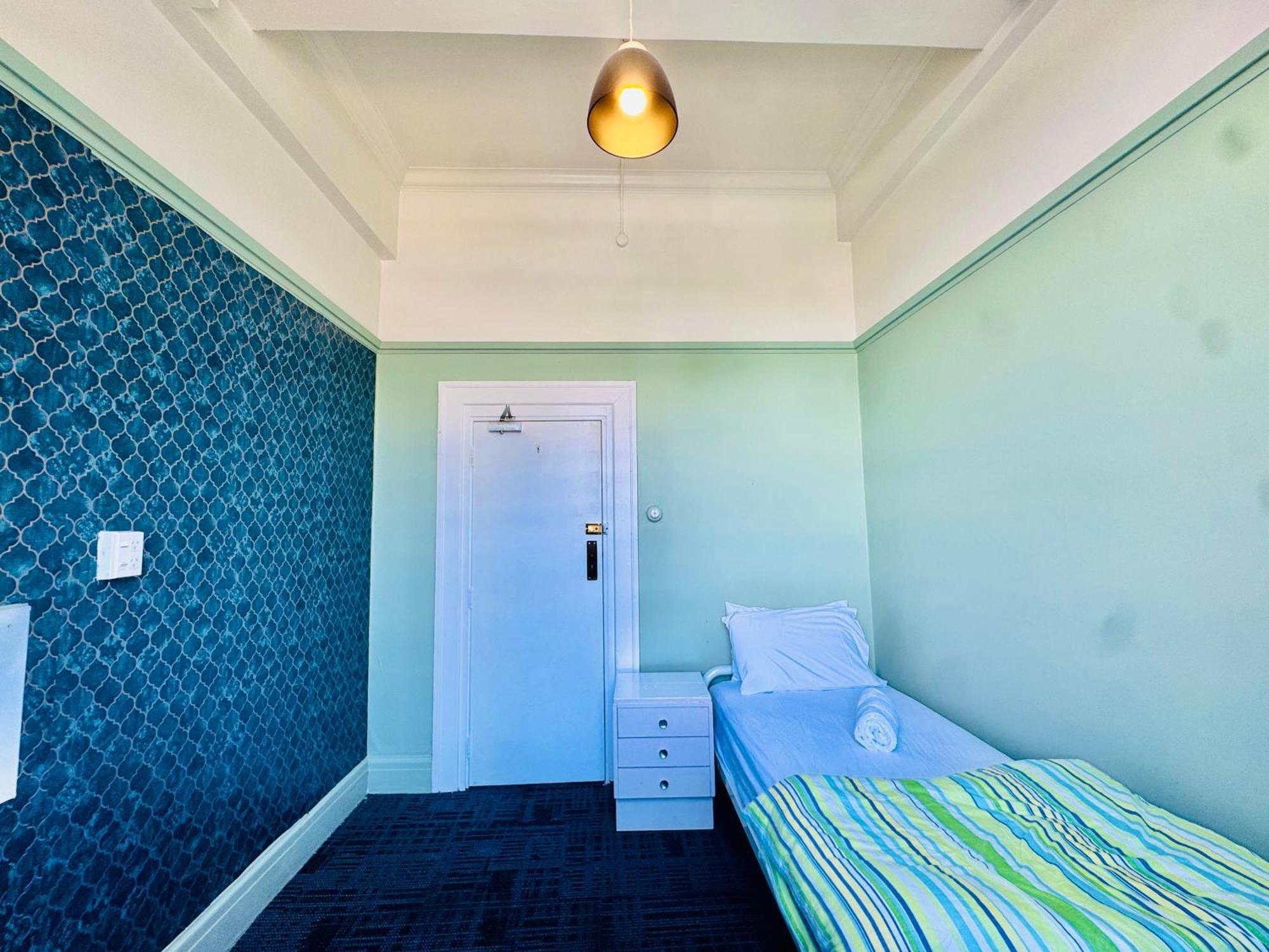 Crashpalace Backpackers Нейпир Экстерьер фото