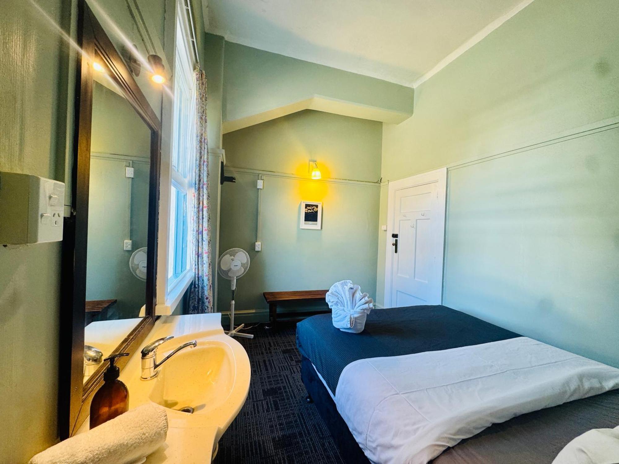 Crashpalace Backpackers Нейпир Экстерьер фото